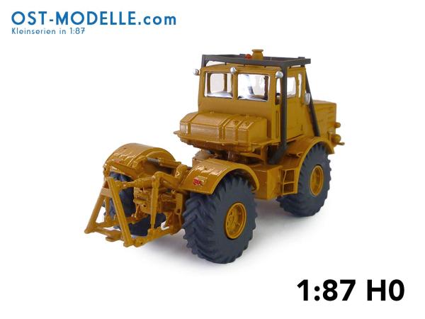 Traktor Kirovets K700 gelborange mit Motorverkleidung Überrollbügel